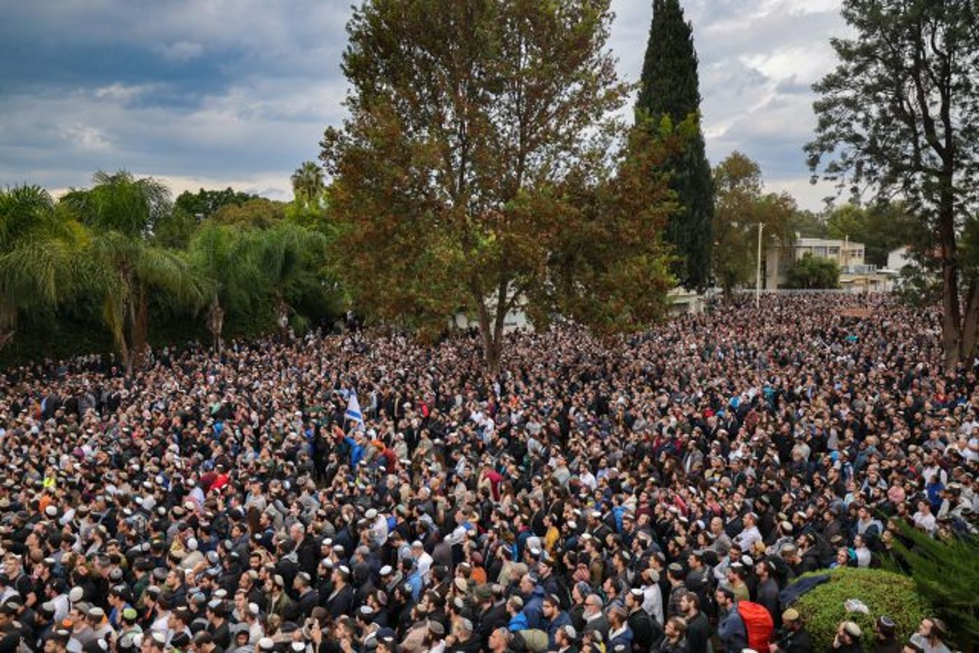 מבט מלמעלה: קהל הרבבות בהלווית הרב דרוקמן זצ"ל