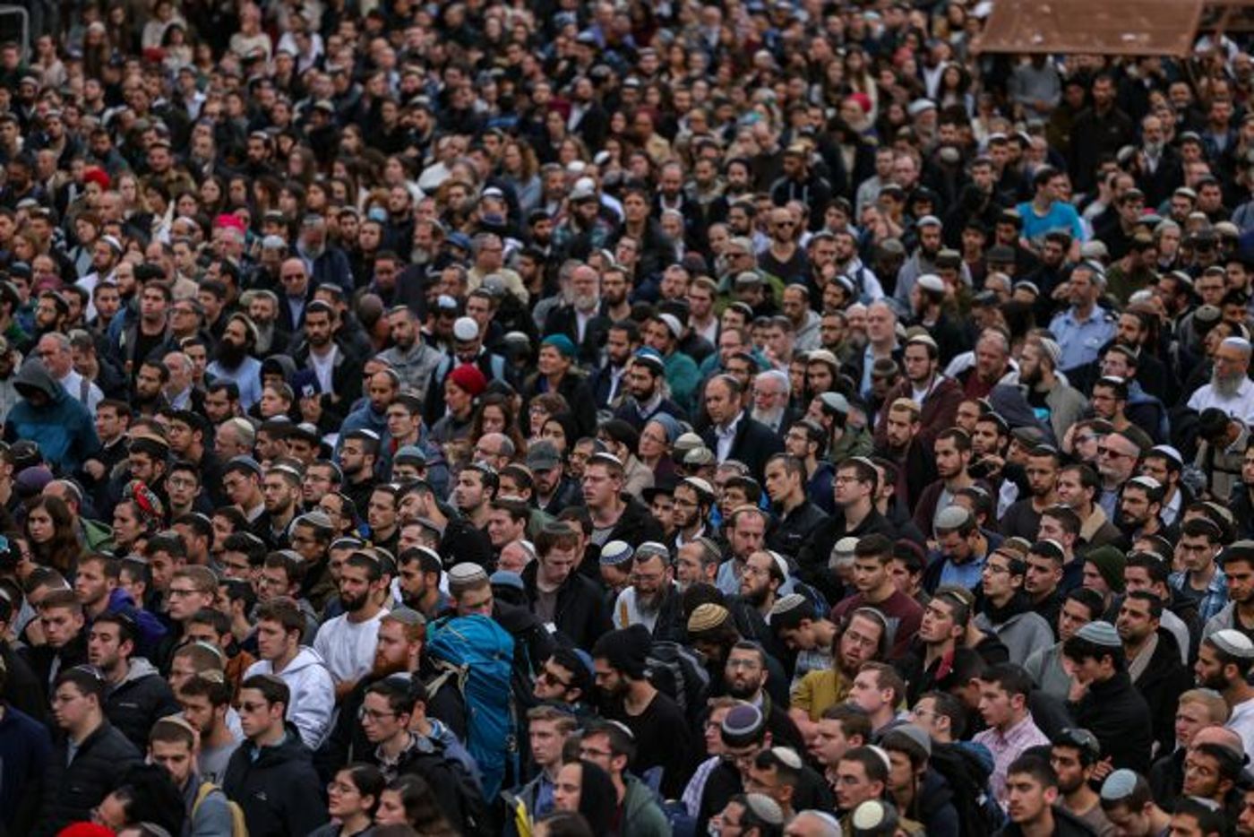 מבט מלמעלה: קהל הרבבות בהלווית הרב דרוקמן זצ"ל