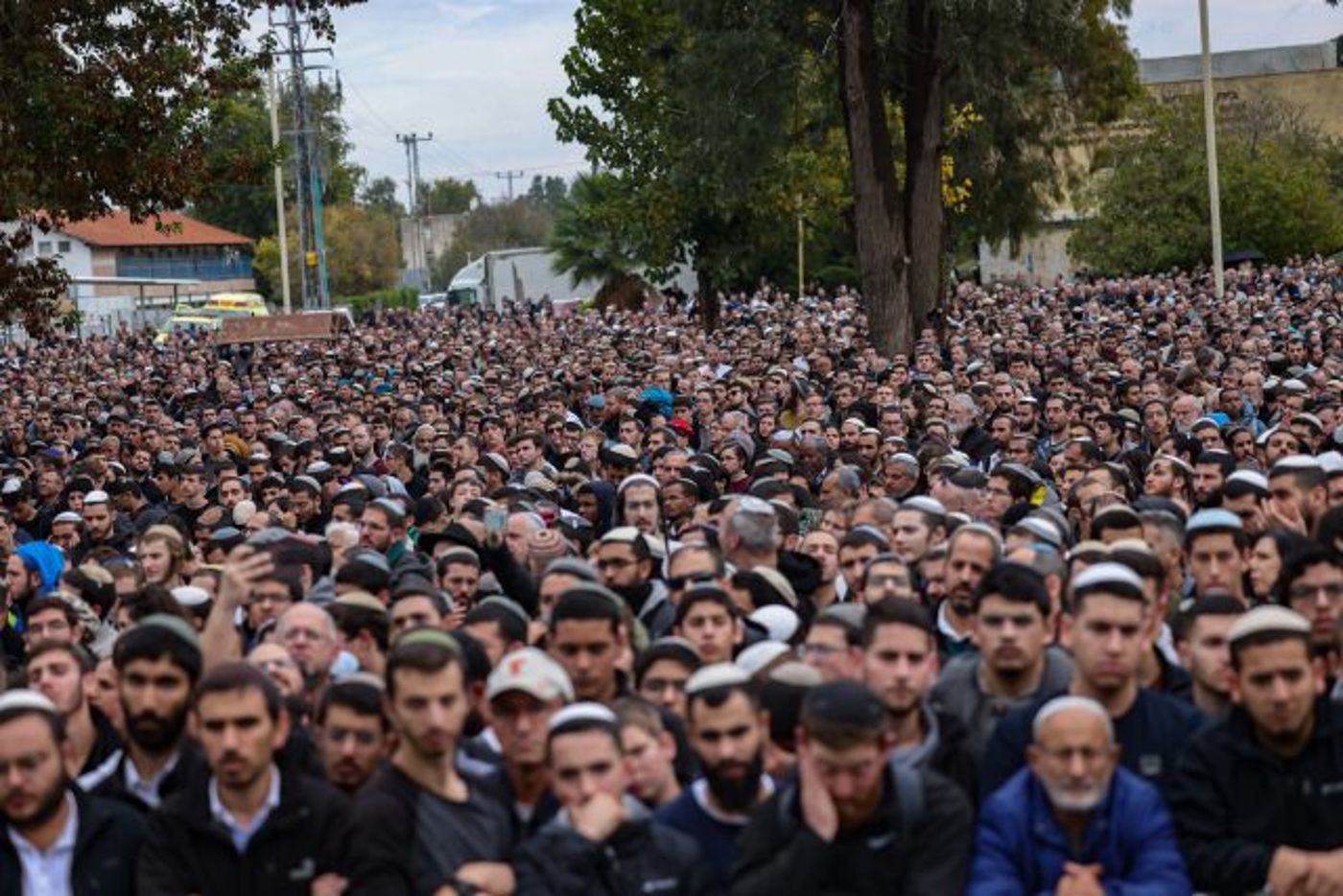 מבט מלמעלה: קהל הרבבות בהלווית הרב דרוקמן זצ"ל