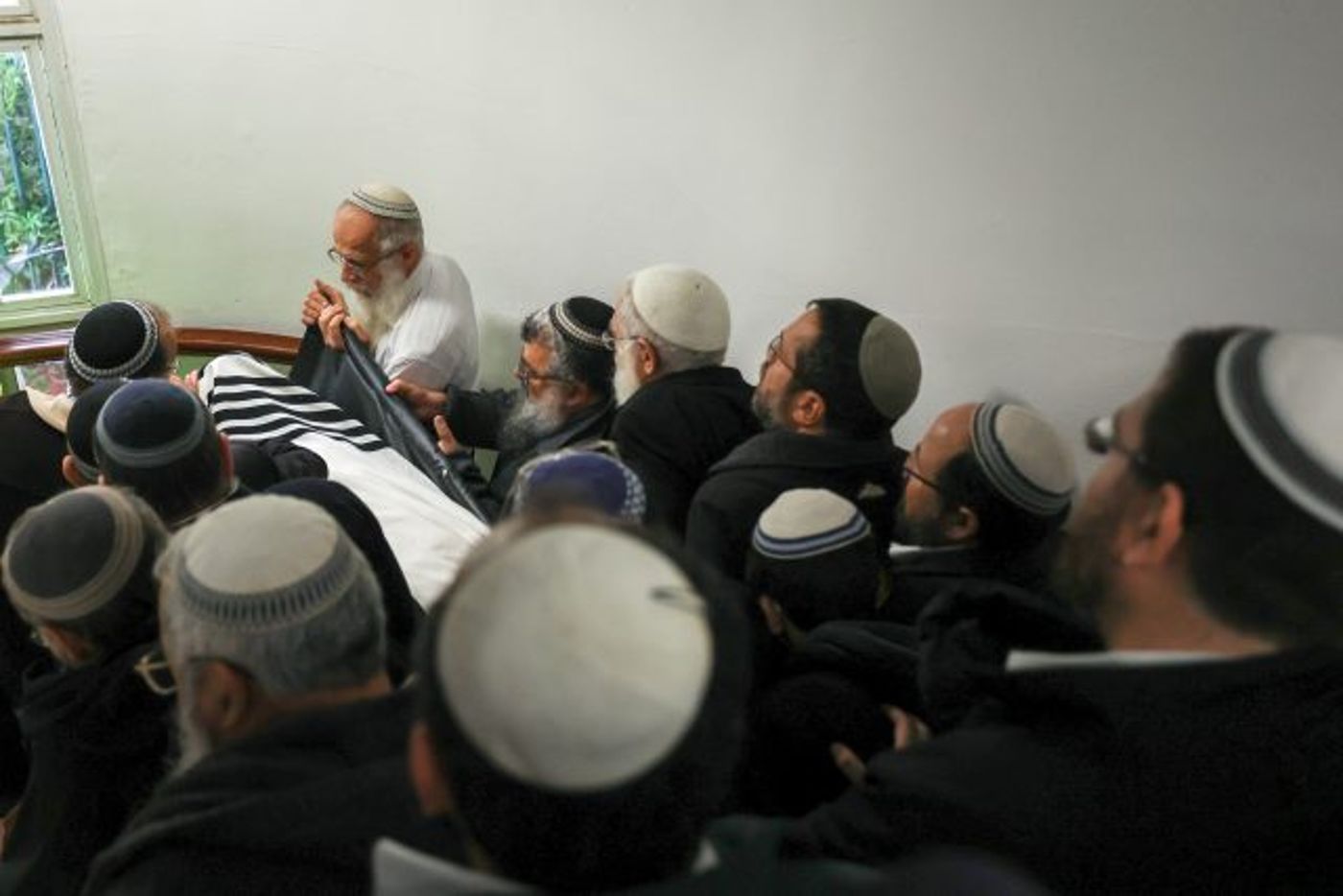 מבט מלמעלה: קהל הרבבות בהלווית הרב דרוקמן זצ"ל