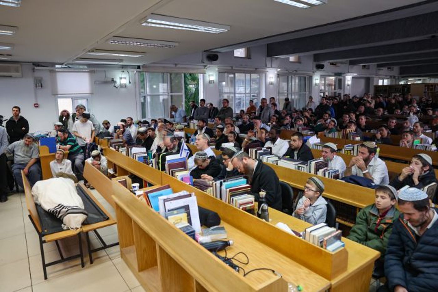 בדמעות: התלמידים נפרדים מהרב דרוקמן | צפו בתיעוד