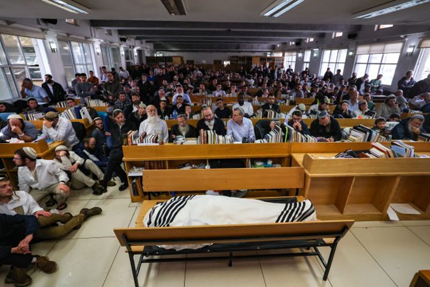 בדמעות: התלמידים נפרדים מהרב דרוקמן | צפו בתיעוד