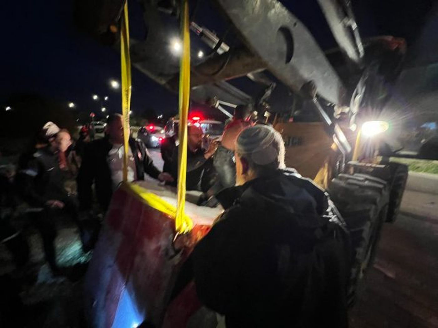 מבוא חורון: ילד נלכד בקוביית בטון