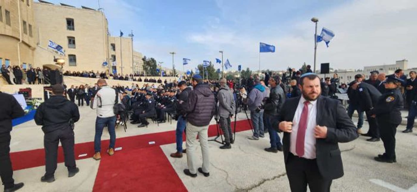 השר אליהו נוטש את הטקס
