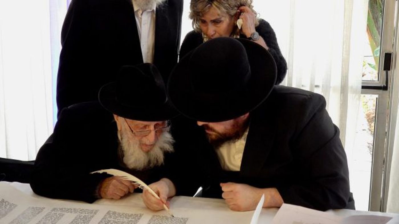 לזכר נספי השואה: יהורם גאון החל בכתיבת ספר תורה