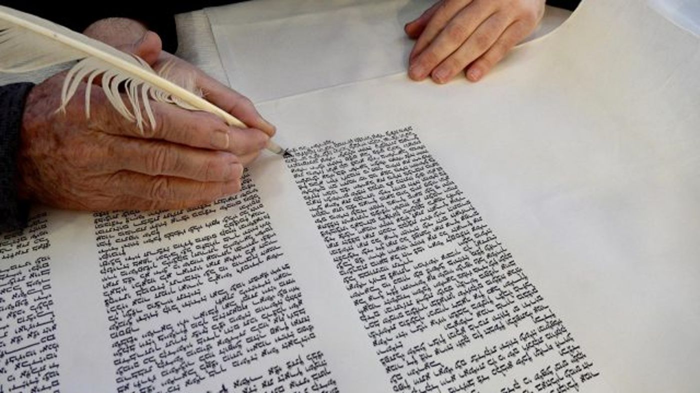 לזכר נספי השואה: יהורם גאון החל בכתיבת ספר תורה