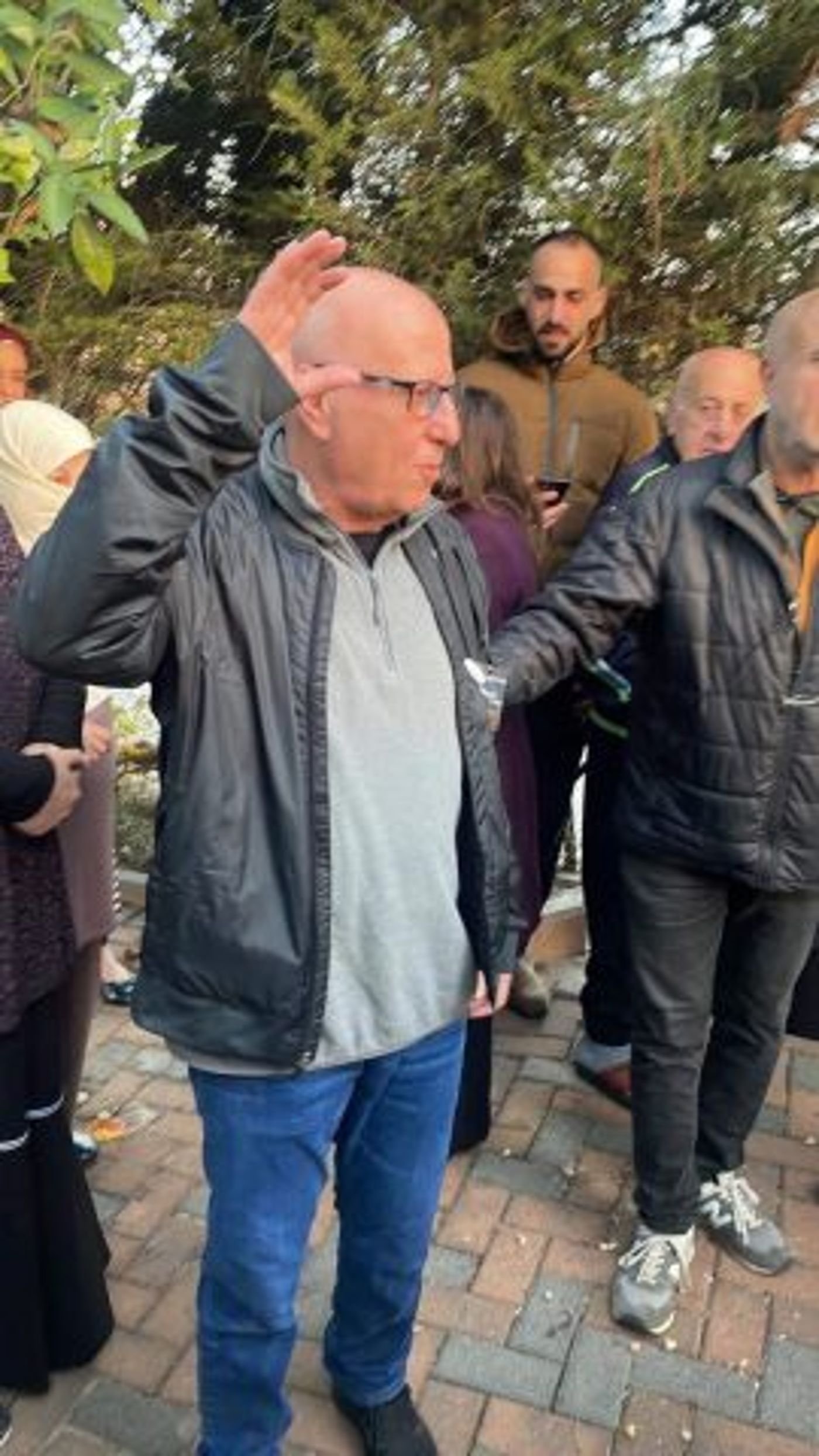 המחבל בצאתו מהכלא היום (צילום מתוך כלי תקשורת פלסטינאים)