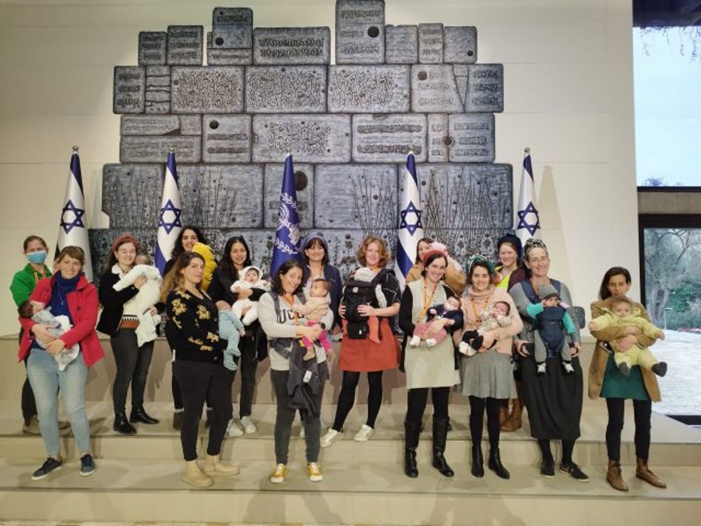 מפגש בהפתעה: הרצוג ברך נשים בחופשת לידה
