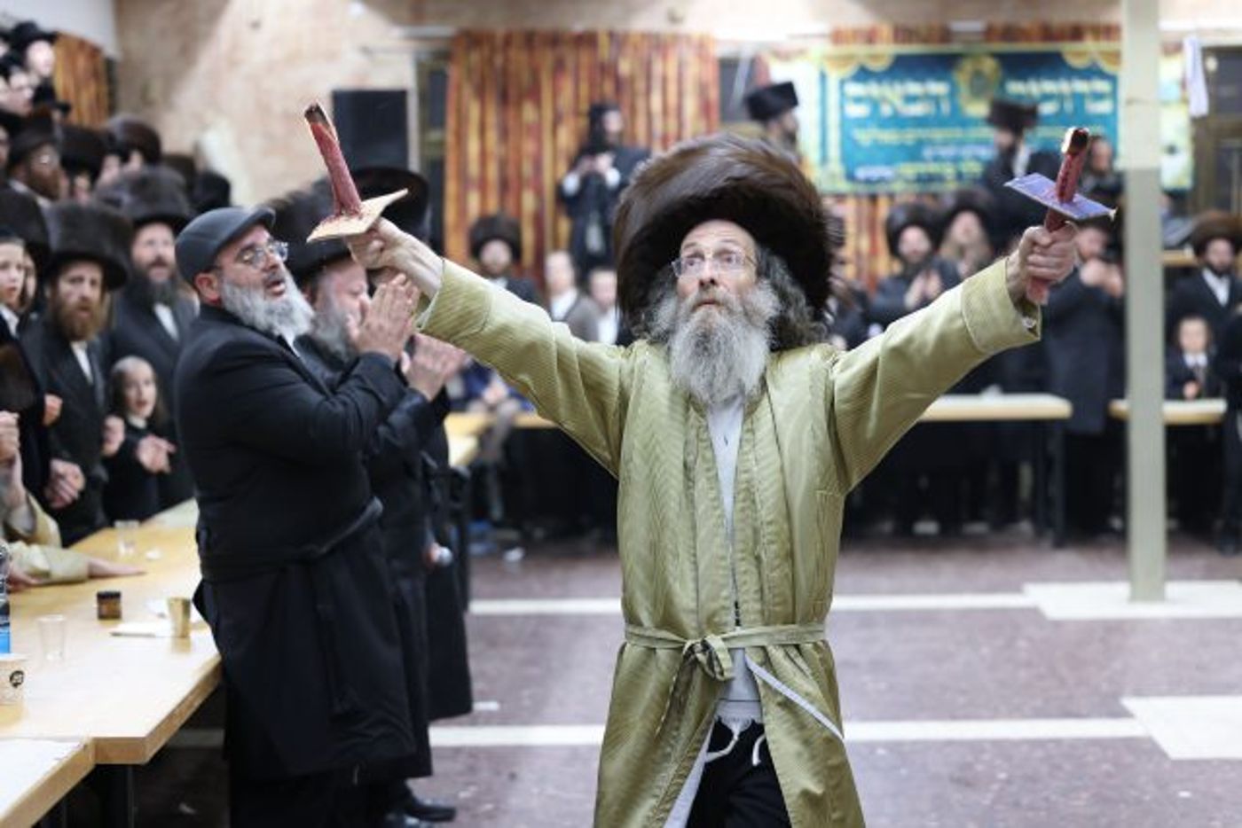הרב החרדי אלימלך בידרמן חוגג עם תלמידים וחסידים במירון