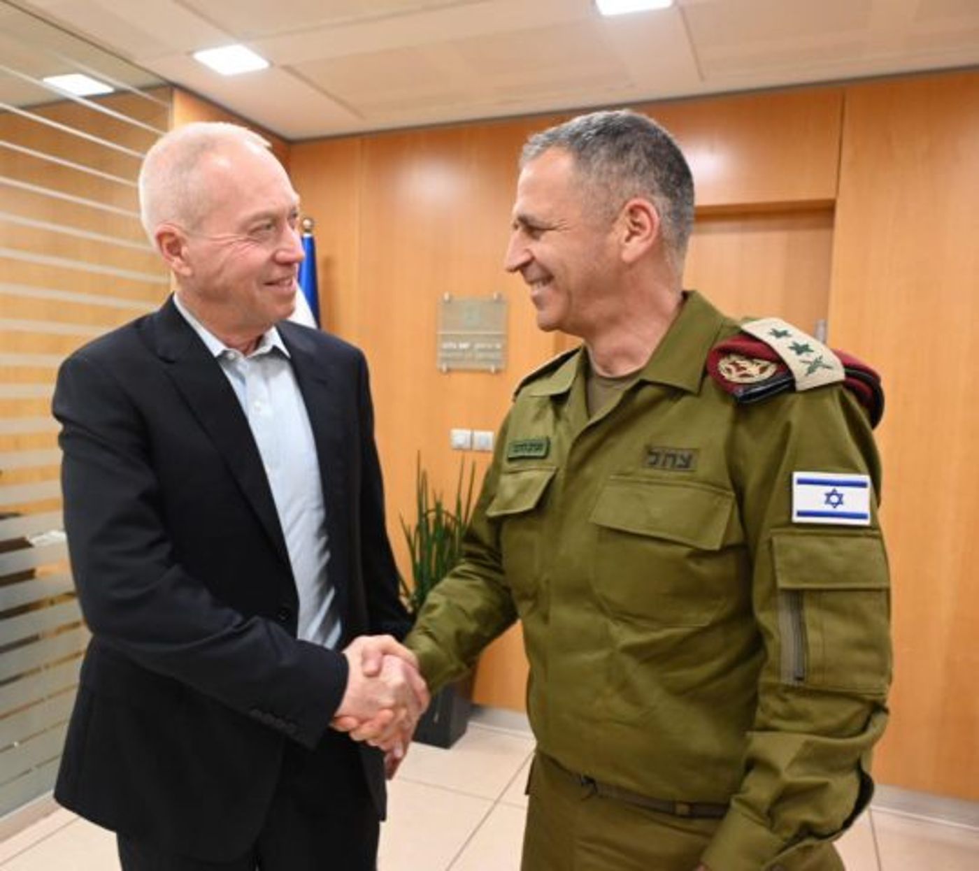 יואב גלנט והרמטכ"ל היוצא אביב כוכבי (אריאל חרמוני, משרד הביטחון)