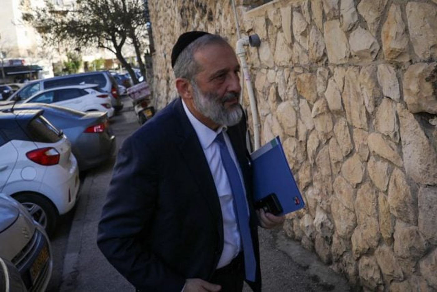 דרעי בכניסה לביתו (חיים גולדברג)