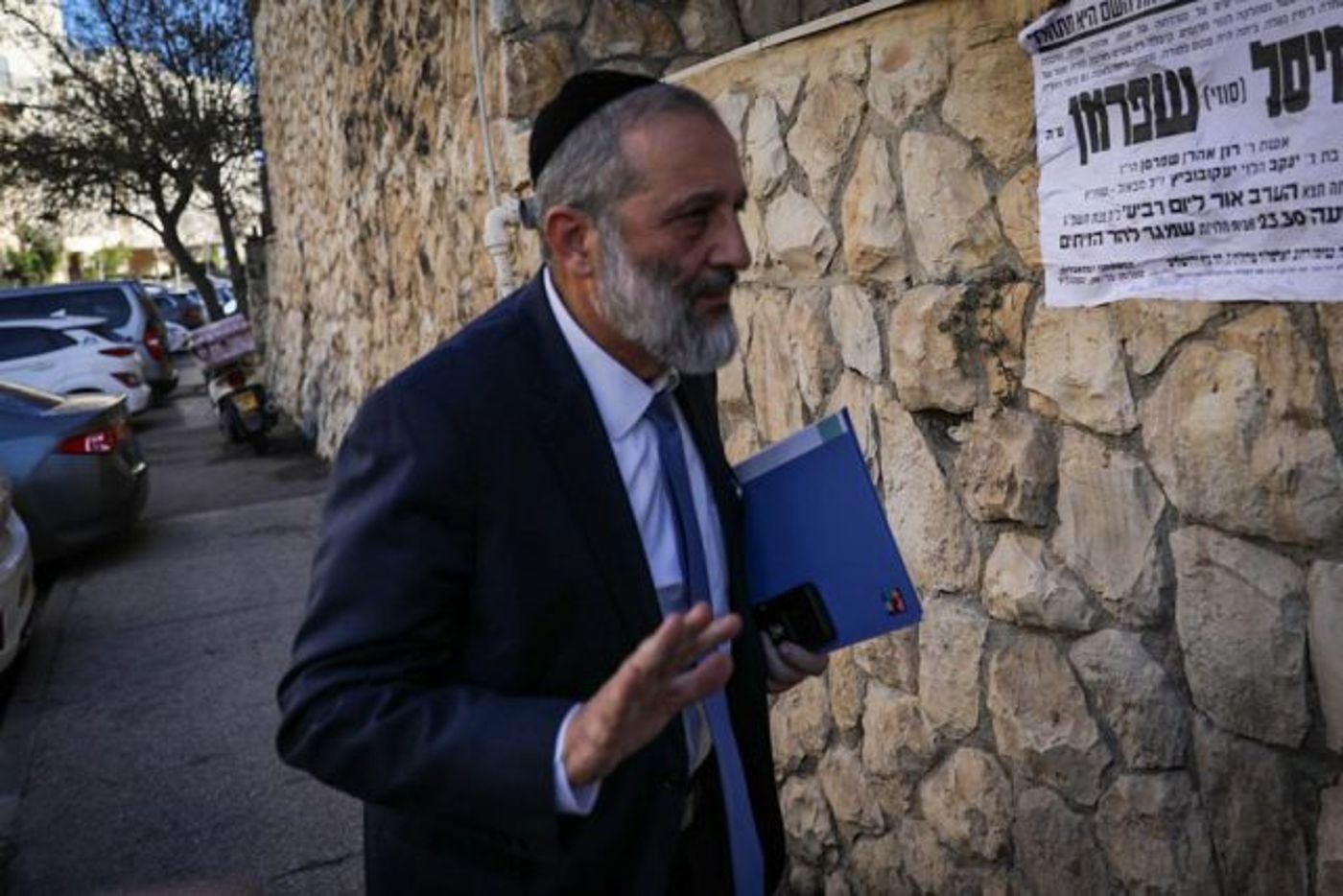 דרעי בכניסה לביתו (חיים גולדברג)
