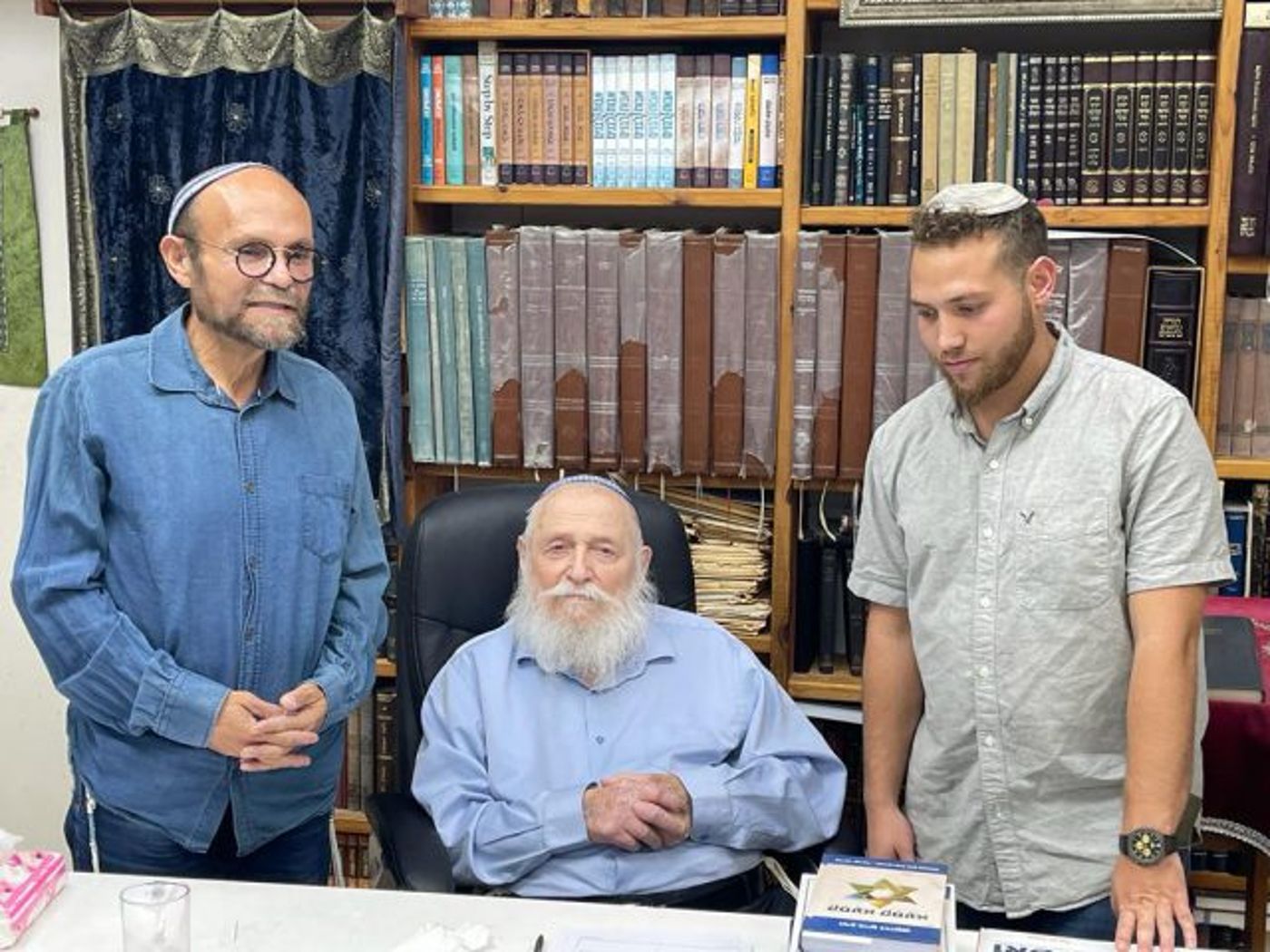 משמאל לימין: אהרן גרנות, הרב חיים דרוקמן וחיים גרנות, בנו של אהרן שבא לקבל את ברכת הרב ערב החתונה (התמונה צולמה כחודש לפני פטירתו)