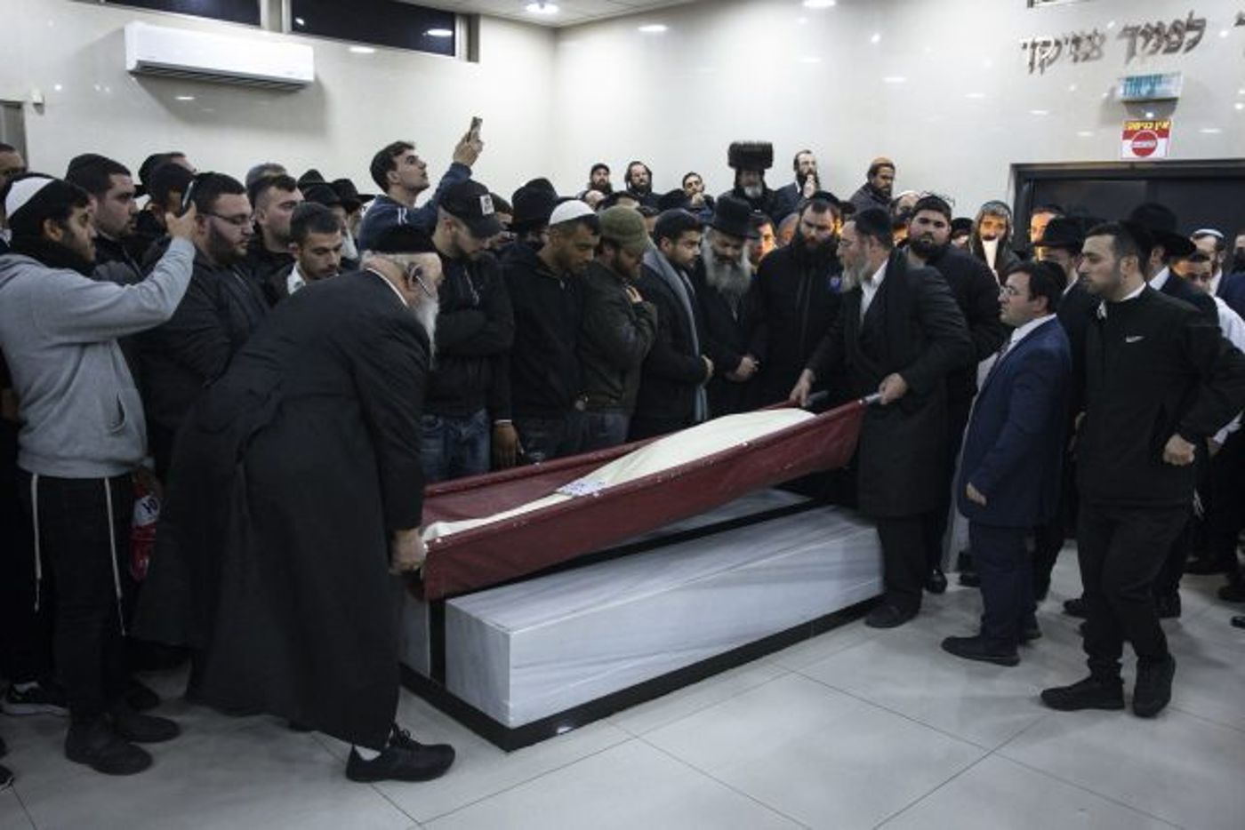 "איך הלכתם לנו?": המונים ליוו למנוחות את הנרצחים