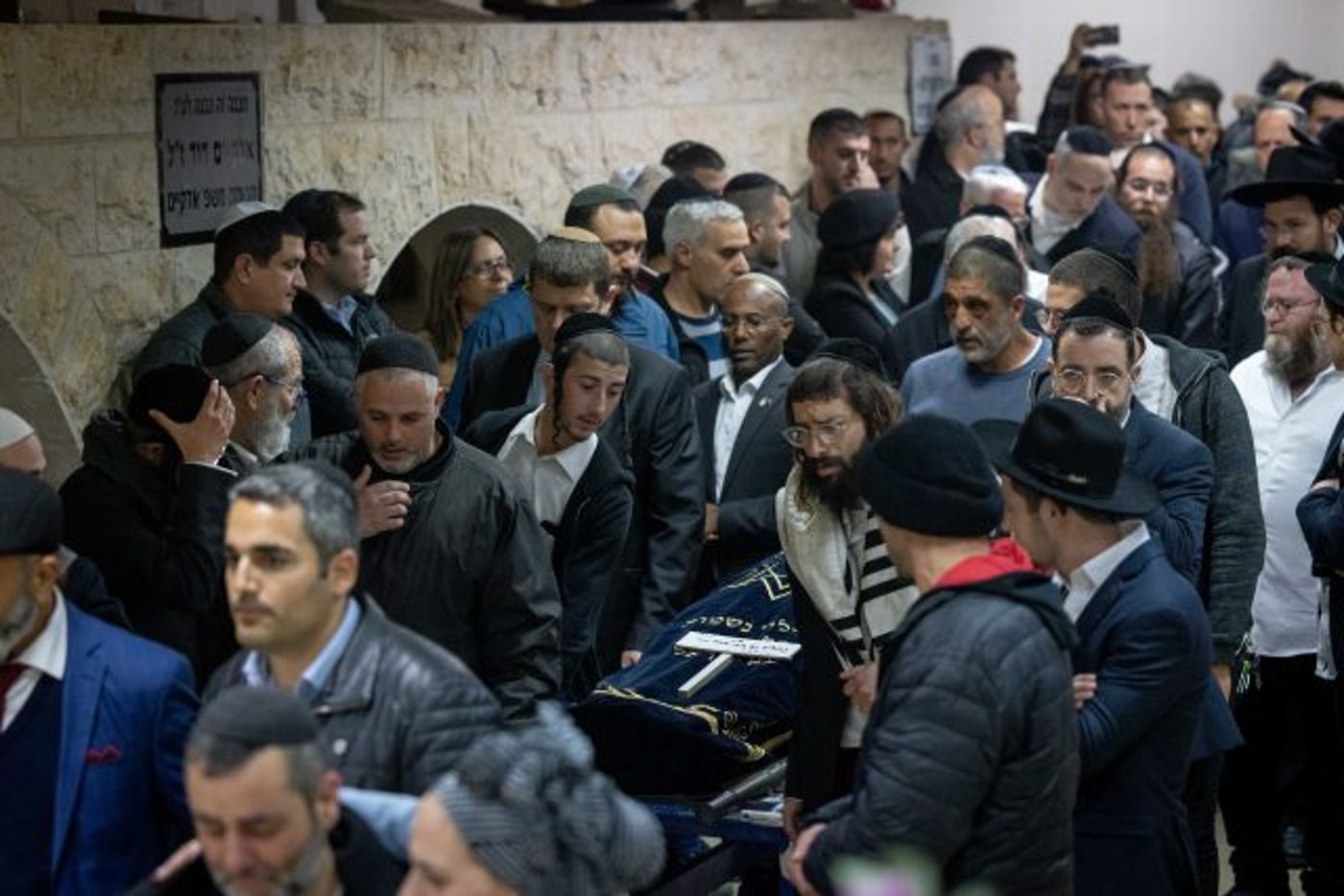 "איך הלכתם לנו?": המונים ליוו למנוחות את הנרצחים