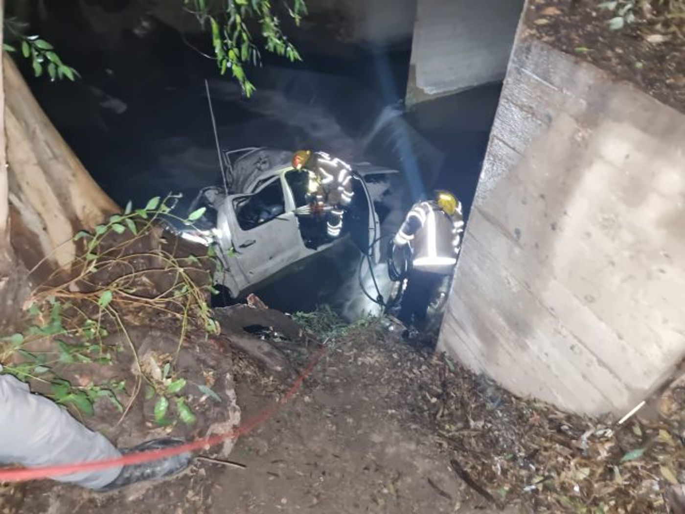 תיעוד: 4 לכודים חולצו מרכב שהתהפך ונסחף לירדן
