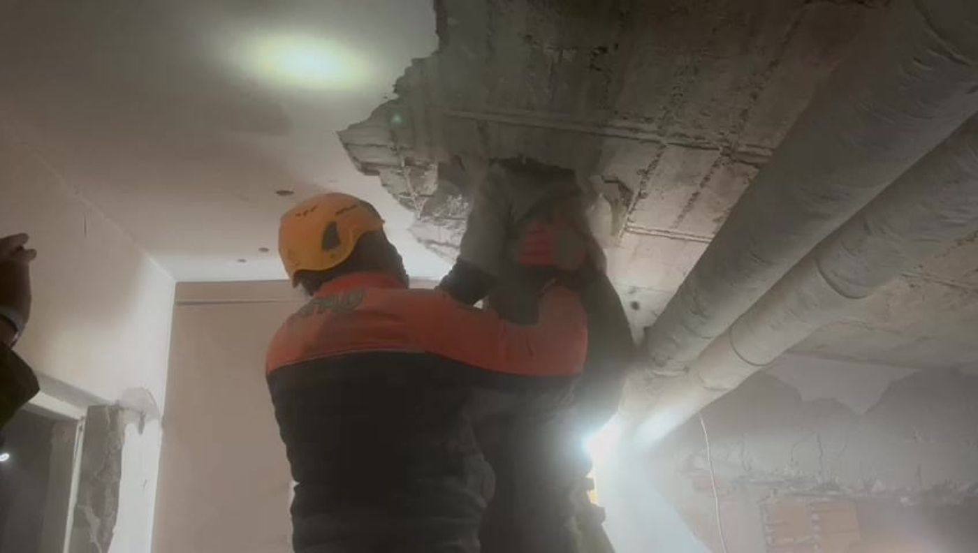 צפו: חילוץ נוסף של צעיר מתוך ההריסות בטורקיה