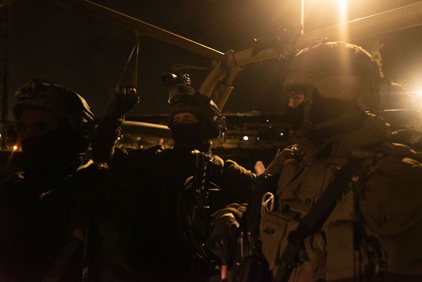 נלחמים בטרור: לוחמים עצרו מבוקשים בחברון