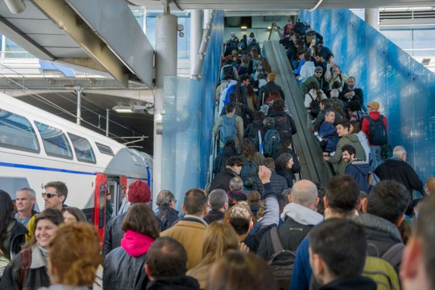 מפגינים גודשים את הרכבות מאז שעות הבוקר