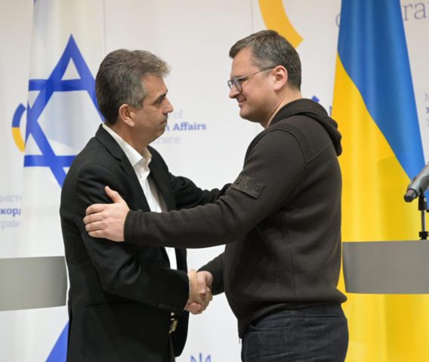 אזעקה נשמעה בעת ביקור השר כהן בקייב | תיעוד