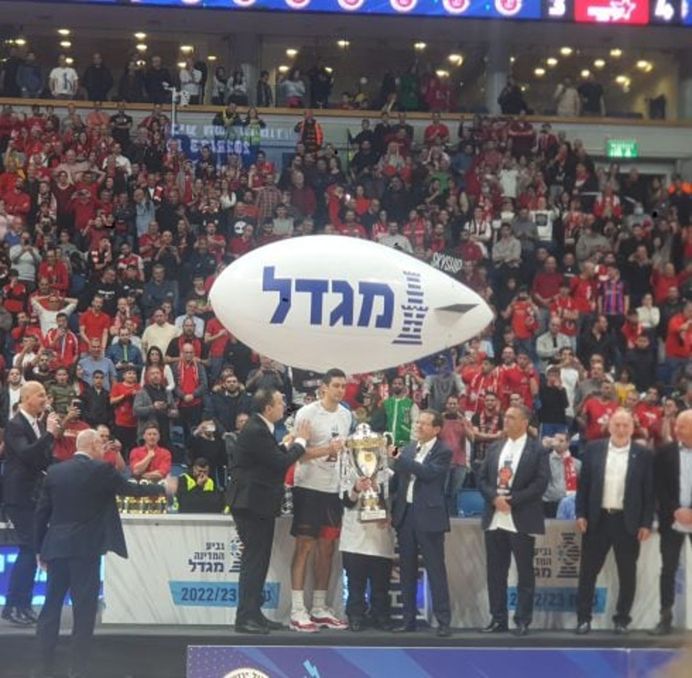 נשיא המדינה מעניק את הגביע (יעלום: סרוגים)