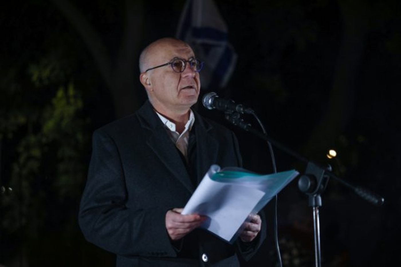 ראש השב"כ לשעבר יורם כהן נואם בהפגנה