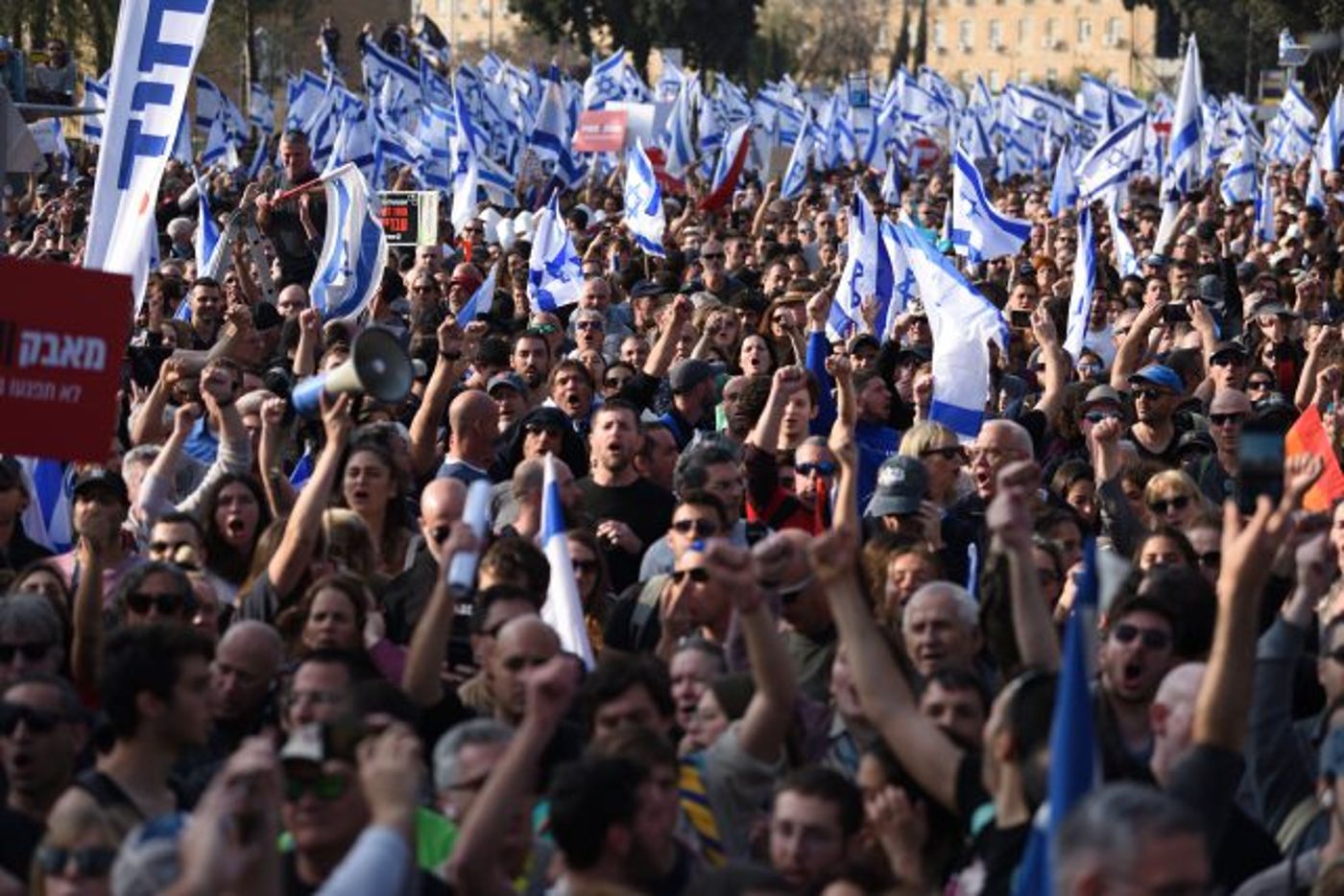 מפגינים נגד המהפכה המשפטית עם דגלי ישראל, היום בירושלים