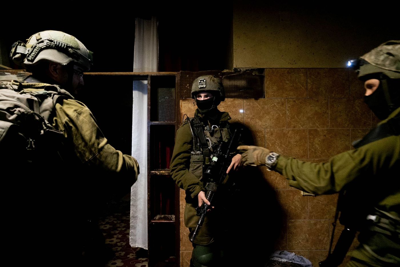כוח צה"ל עצר הלילה חמישה מבוקשים | תיעוד
