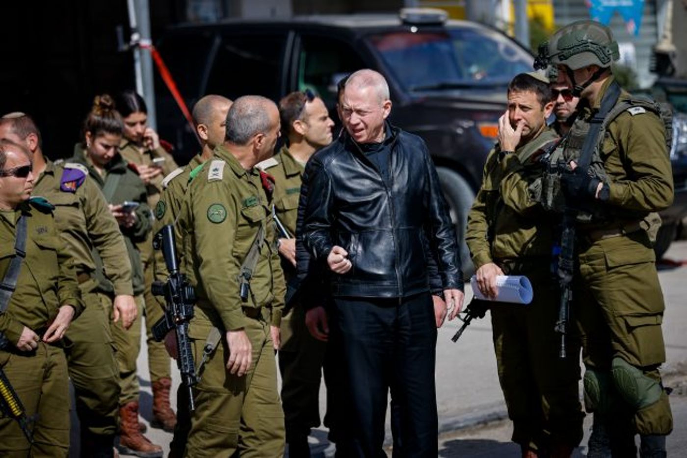 שר הביטחון עם אלוף הפיקוד ומפקד איו"ש בזירת הפיגוע (אריק מרמור/פלאש90)