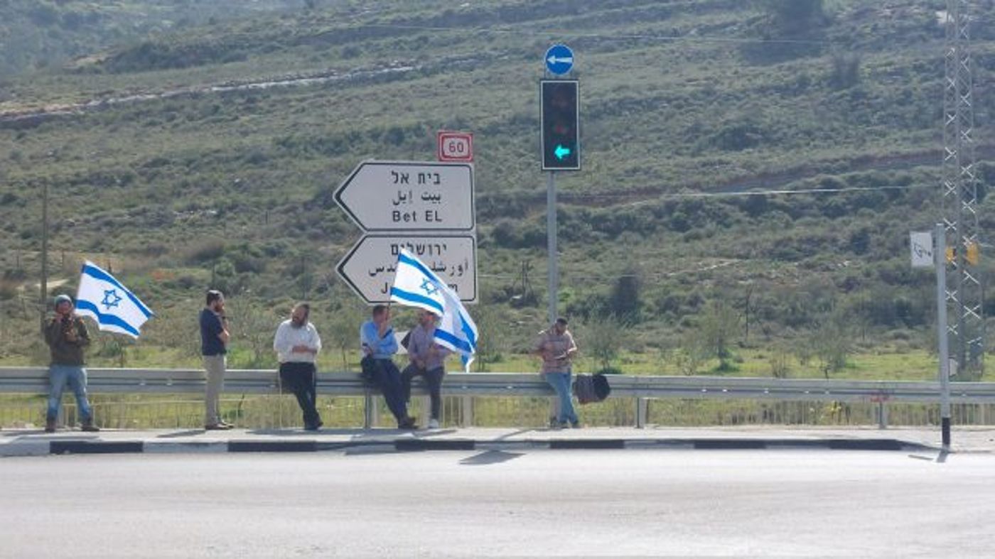 מתיישבים מחכים בצומת עלי (נ. אלישיב)