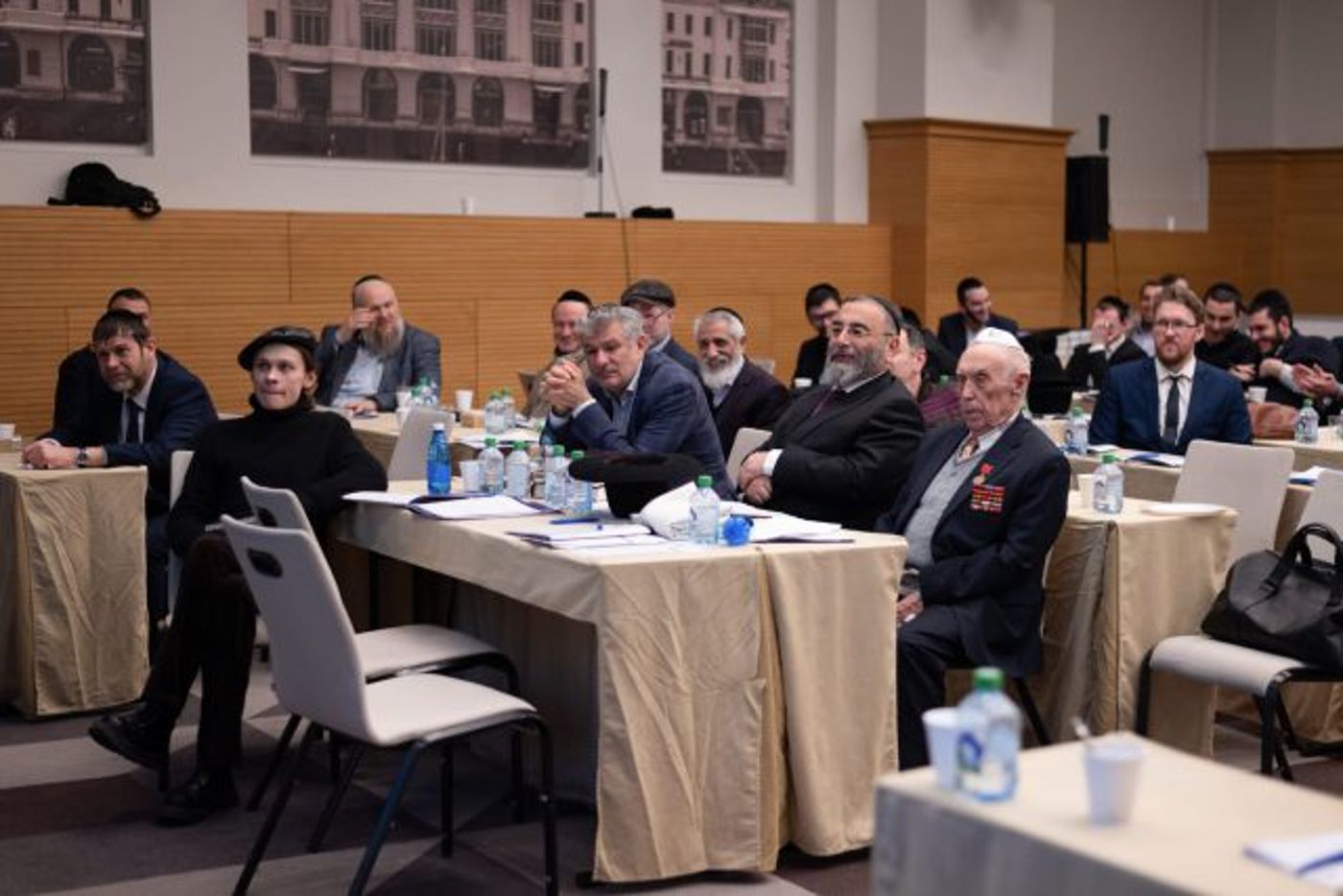 בכיכר האדומה: אוליגרכים ובני ישיבות למדו תורה