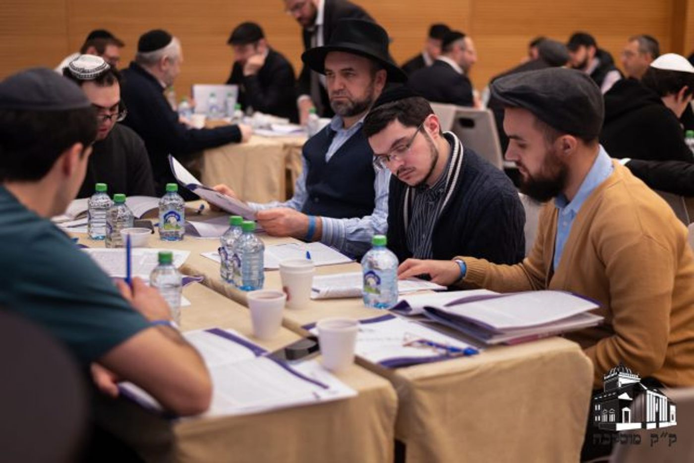 בכיכר האדומה: אוליגרכים ובני ישיבות למדו תורה
