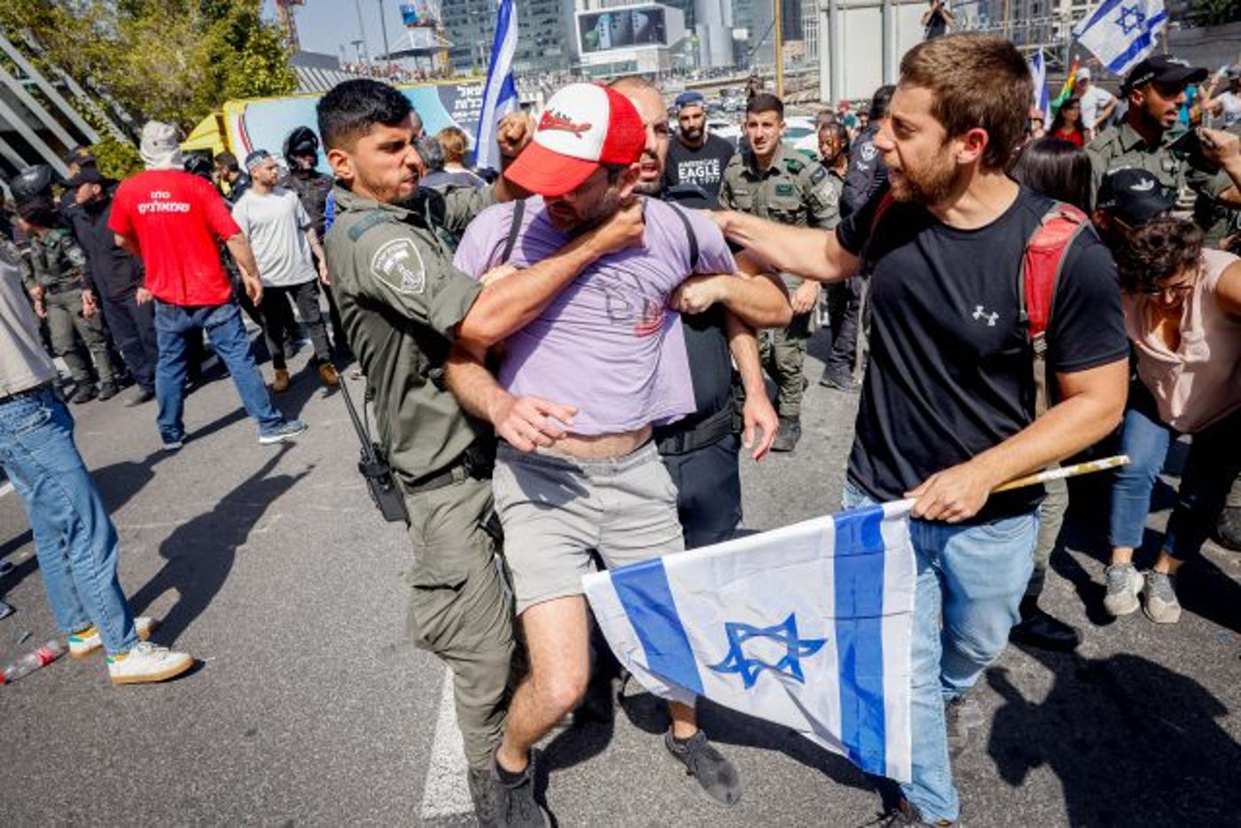 עשרות נעצרו, מפגין איבד אוזן: 'יום השיבוש' בתמונות