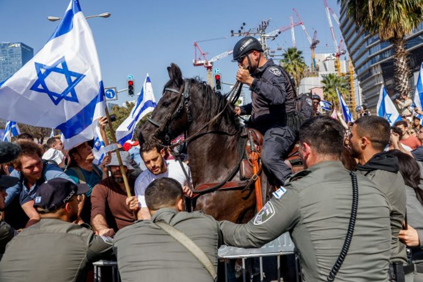 עשרות נעצרו, מפגין איבד אוזן: 'יום השיבוש' בתמונות