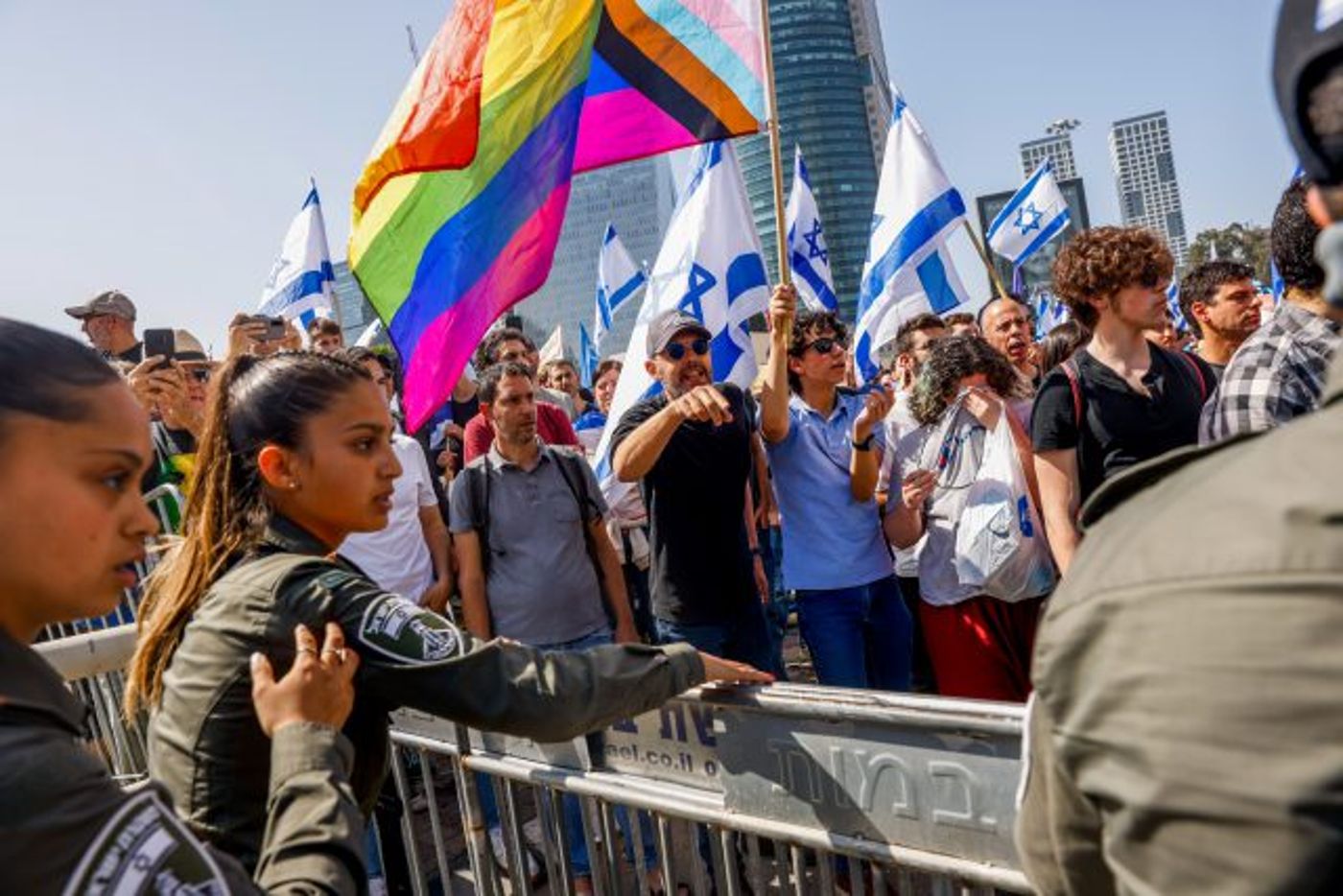 המשטרה מפזרת את חוסמי איילון ברימוני הלם וסוסים
