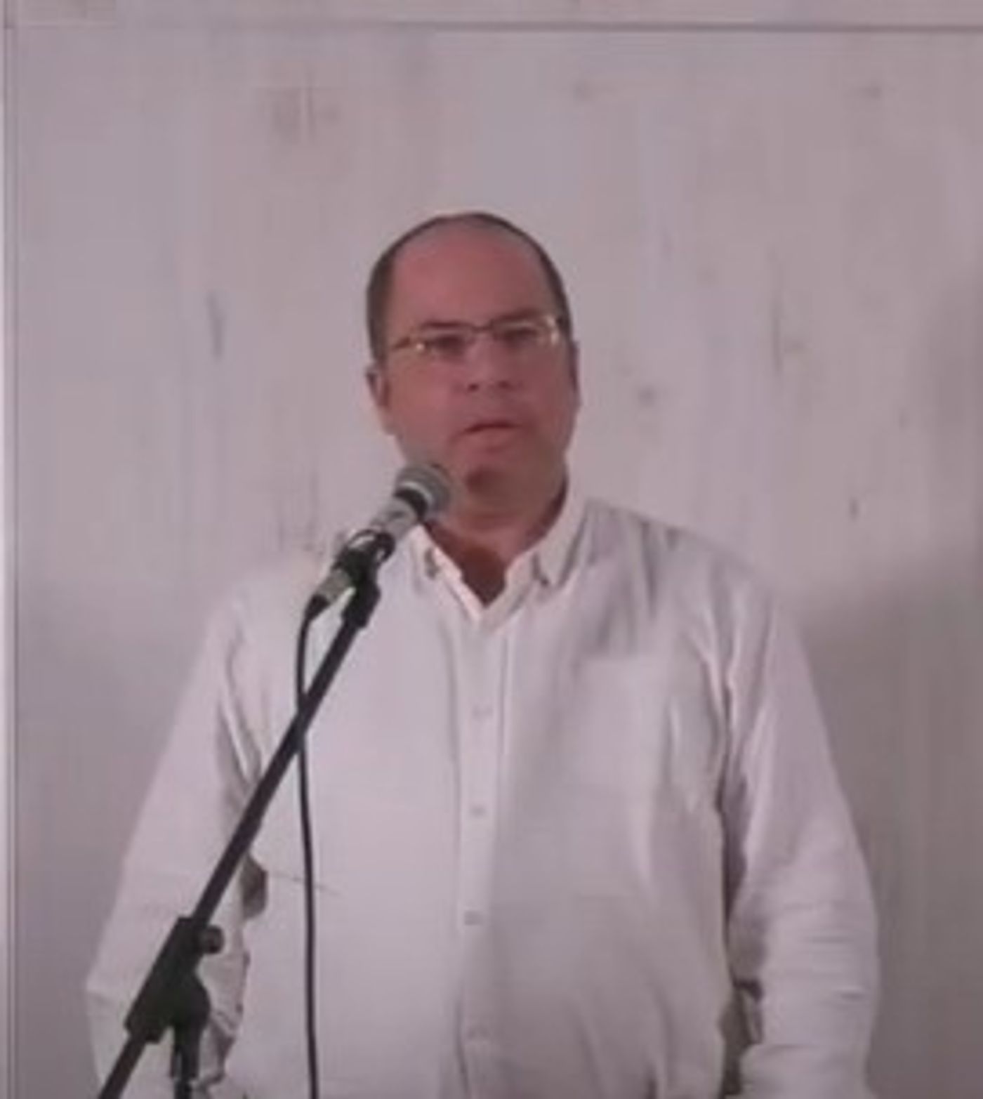 זה ענק: הרב אמנון בזק נותן בראש. צפו