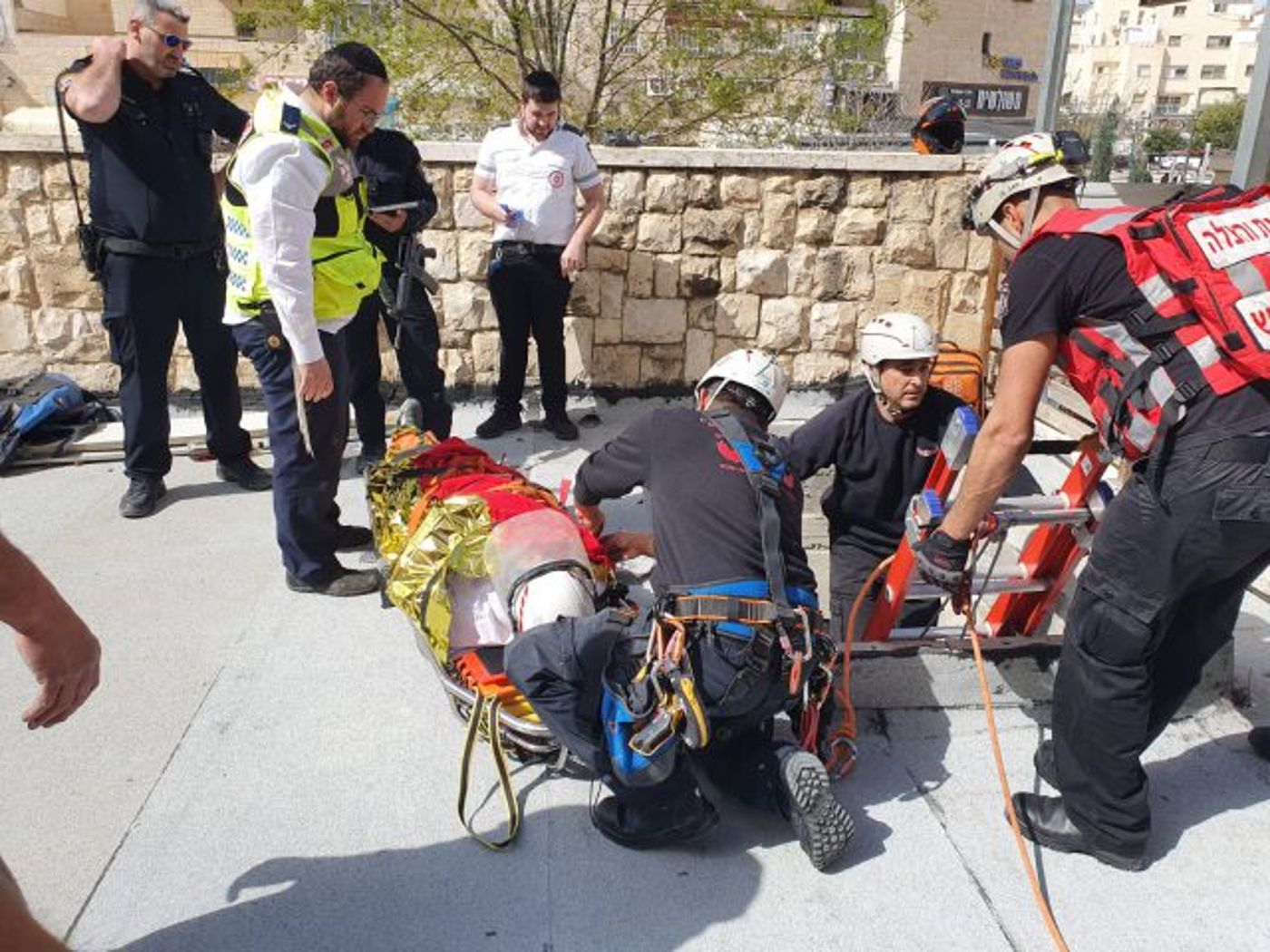 בית שמש: פועל חולץ מבור בעומק 3 מטר, מצבו קל