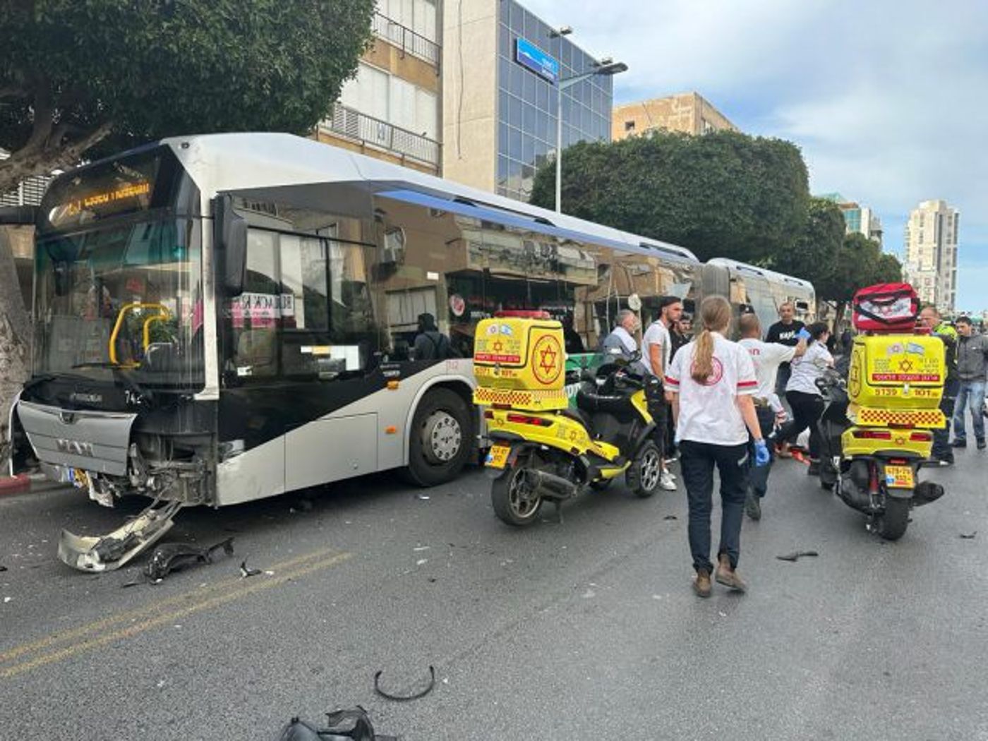 בת ים: רוכב אופנוע דרס 2 ילדים ונפגע מאוטובוס