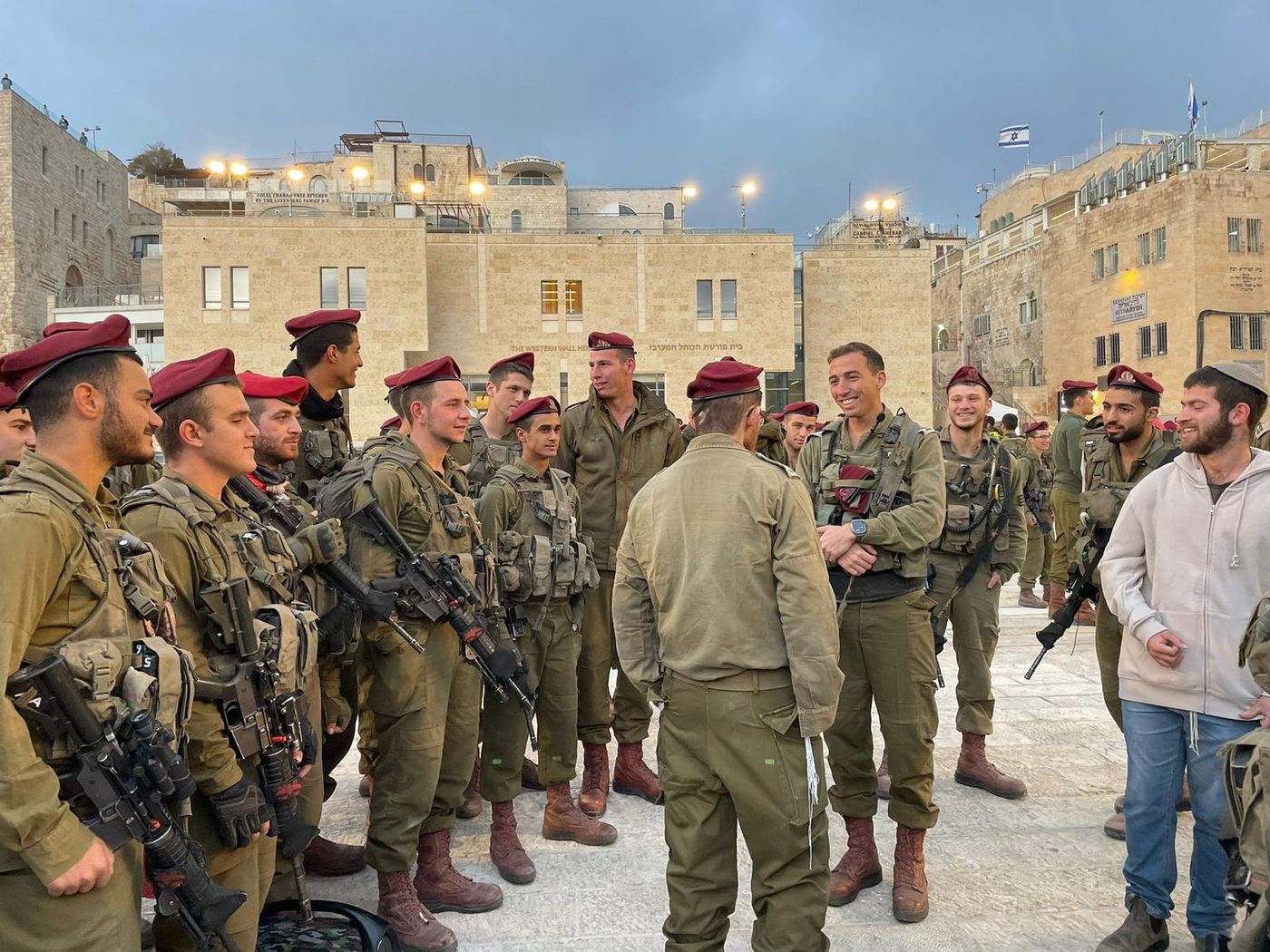 מרגש: הקצין שנפצע אנוש עלה על מדים והגיע לכותל