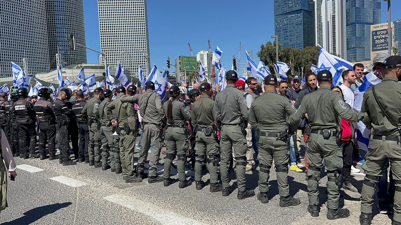 צפו: כך מנסה המשטרה למנוע את חסימת איילון