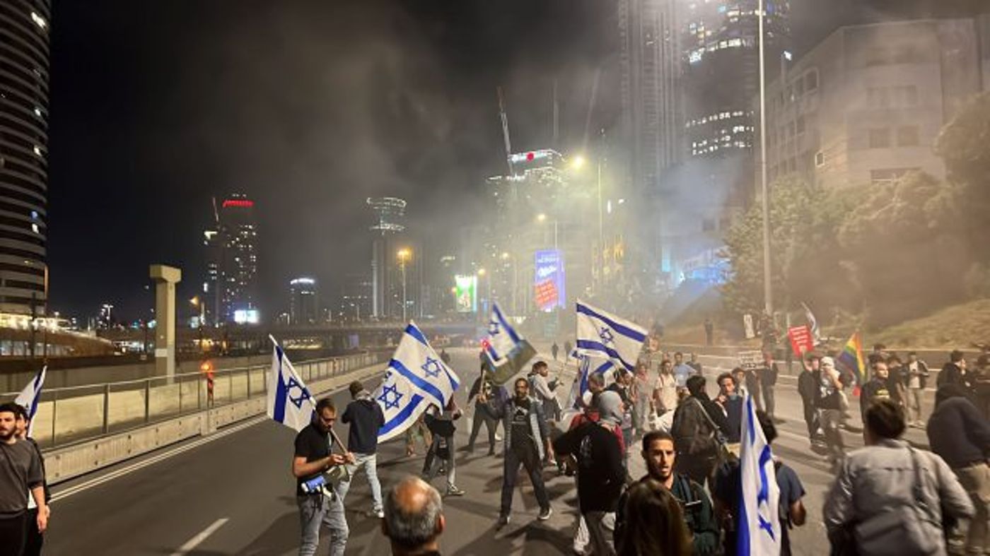 עוד כשלון של המשטרה: מפגינים חוסמים את איילון