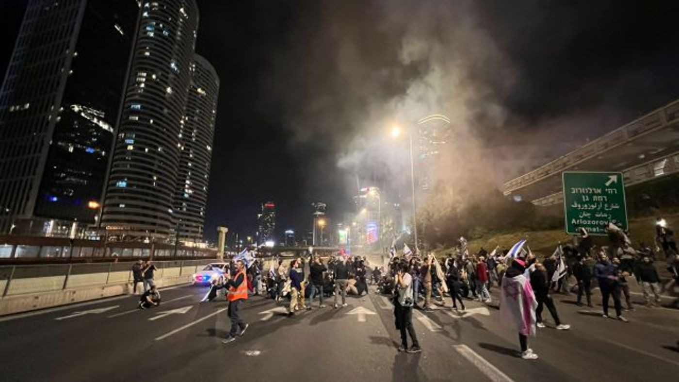 עוד כשלון של המשטרה: מפגינים חוסמים את איילון