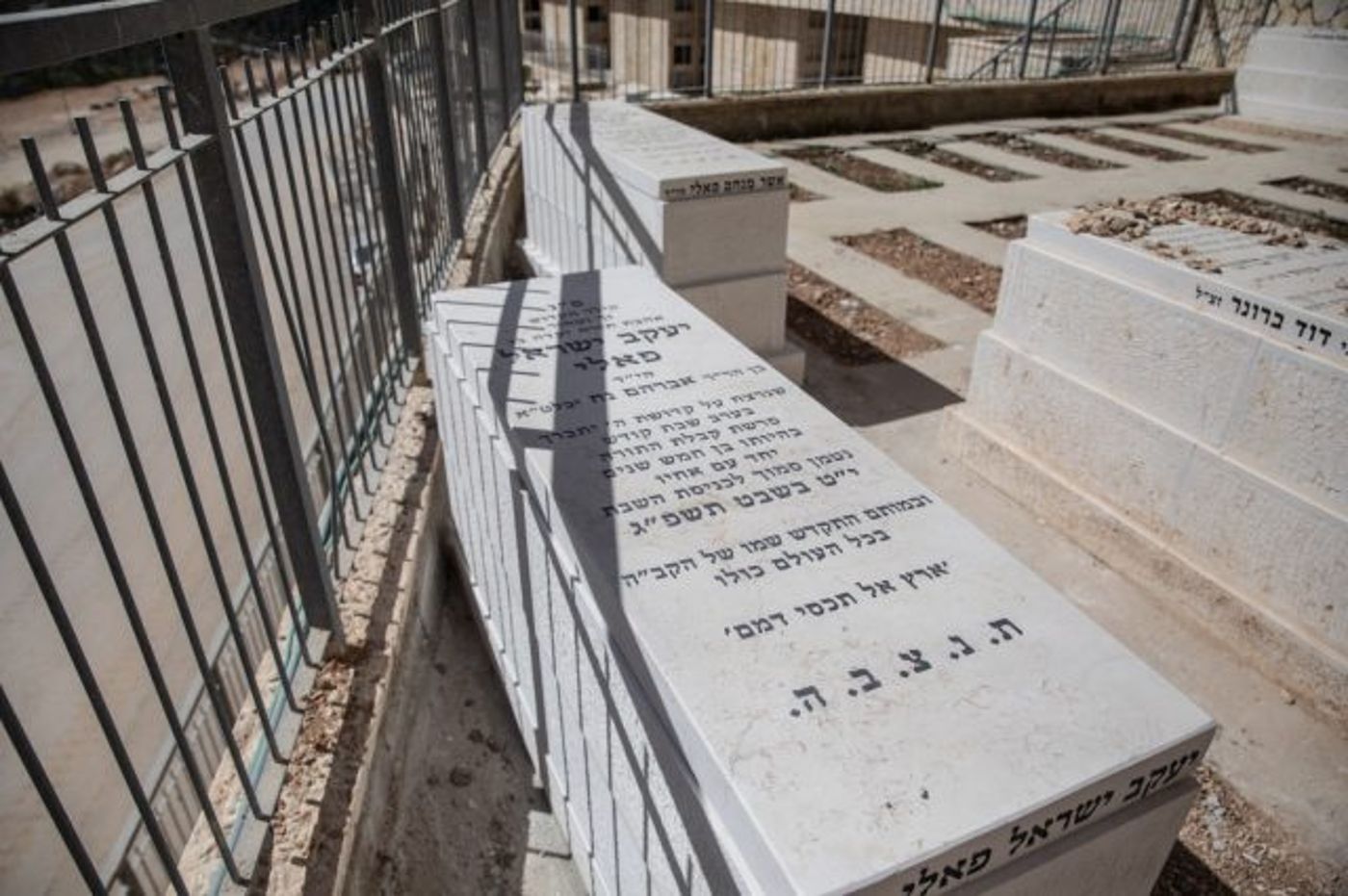 כיתוב המצבה: "במותם התקדש שמו של הקב"ה"