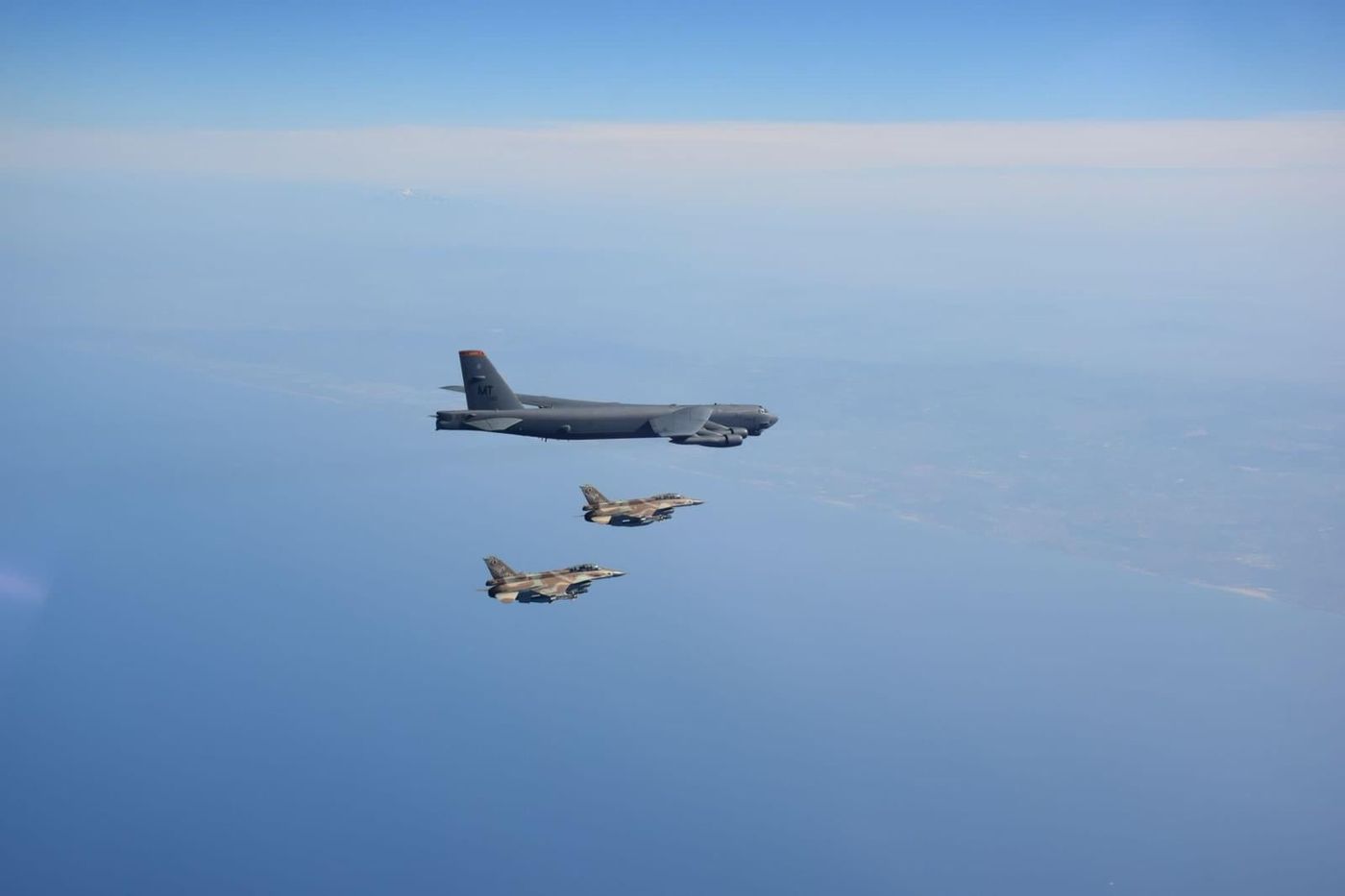 תמונת היום: מטוסי F-16 מלווים מפציץ B-52