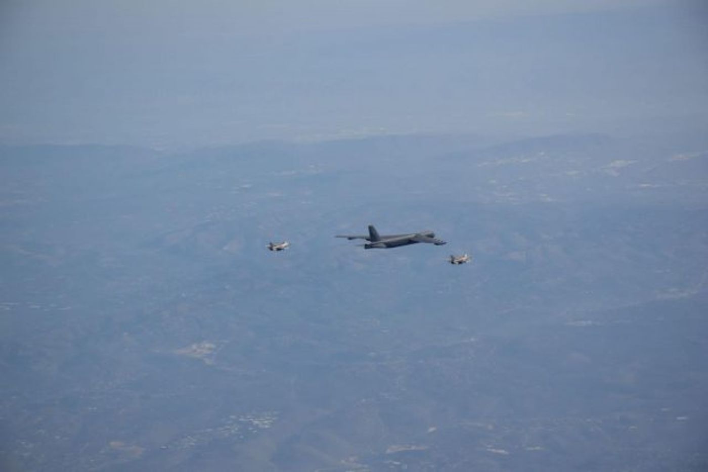 תמונת היום: מטוסי F-16 מלווים מפציץ B-52