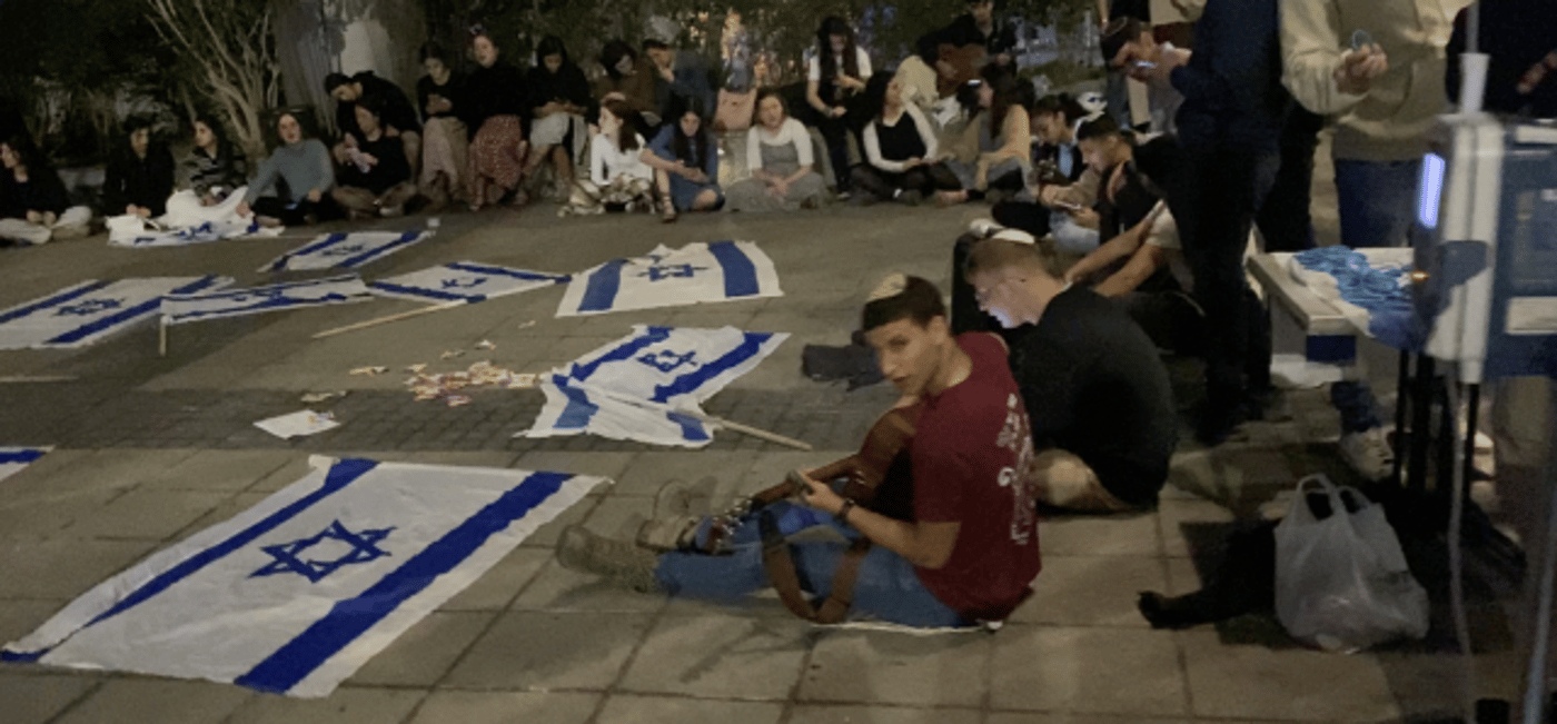צעירים שרים ומתפללים ליד איכילוב (באדיבות יורם לוי)