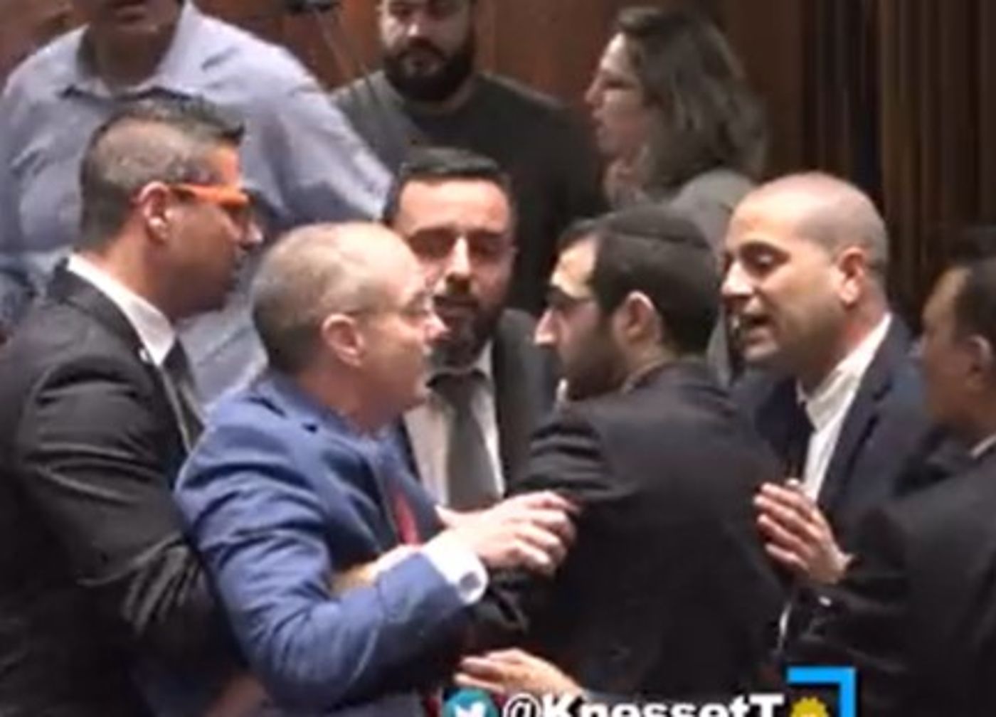 טירוף בכנסת: הח"כ סירב לצאת; הסדרנים רדפו אחריו