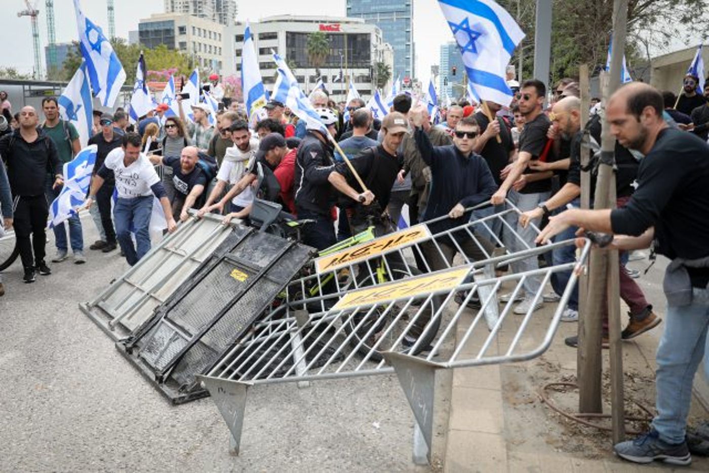 המפגינים פורצים את הגדרות ליד נתיבי איילון (פלאש90)