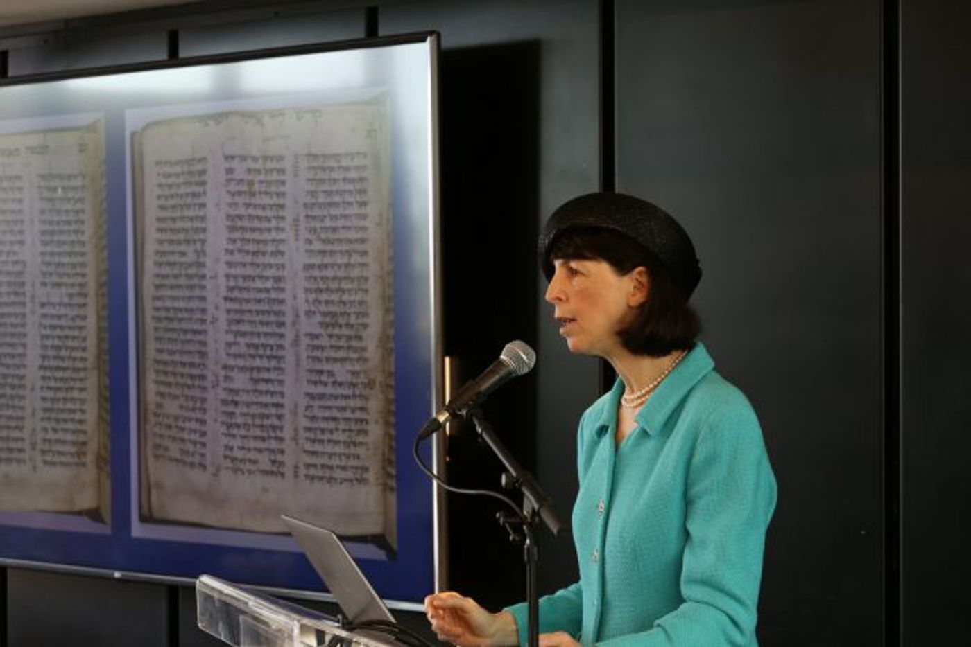 שרון מינץ, מונחית יודאיקה מטעם בית המכירות באירוע הצגת קודקס ששון
