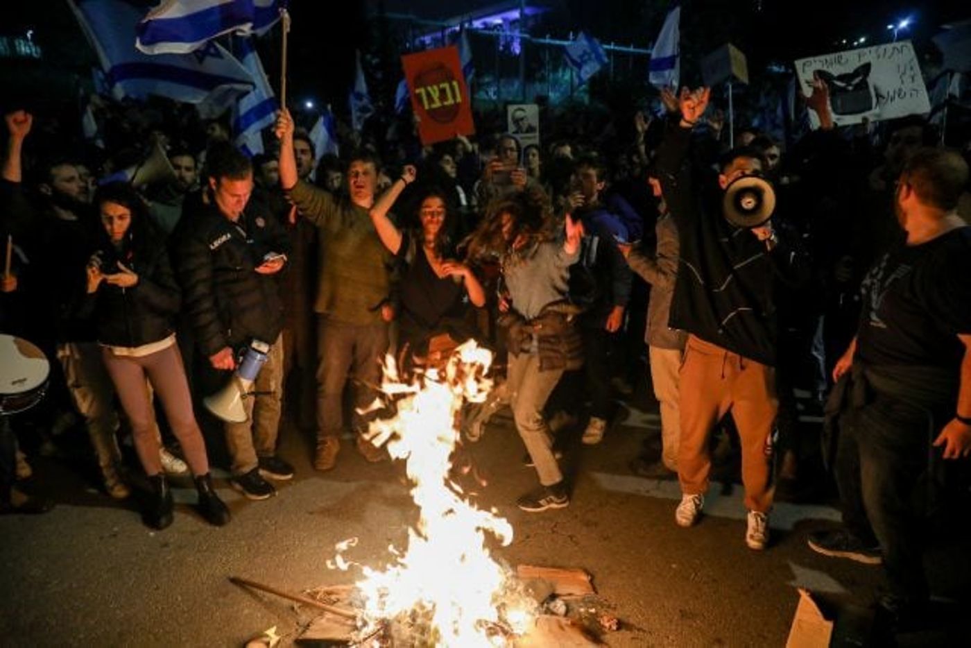 מפגינים מחוץ לכנסת, הלילה